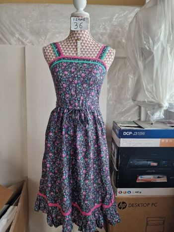 Robe 👗, longue, fond violet avec fleurs roses et vertes, en coton, longueur 102cm,marque Nanouchka