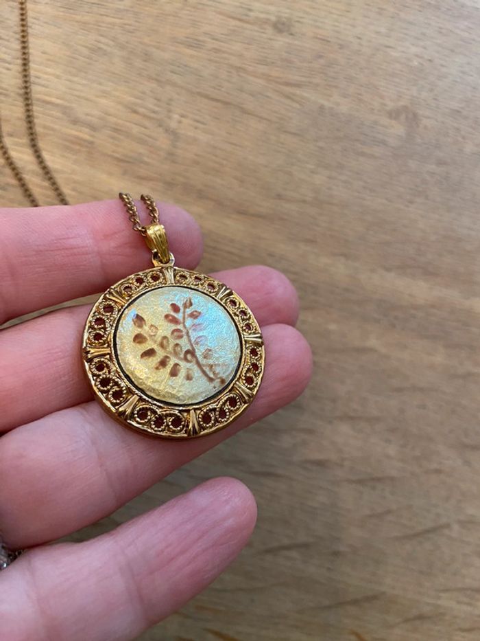 Collier médaillon en laiton ouvragé émail nacré - photo numéro 3