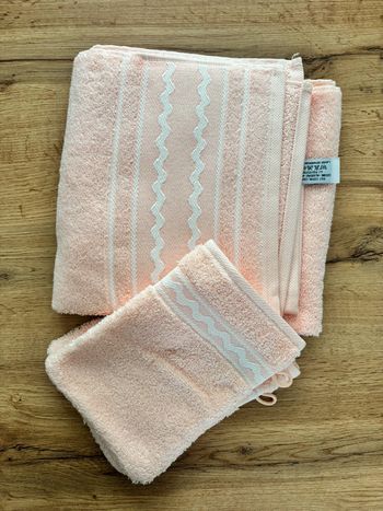 Lot serviette toilette et 2 gants rose