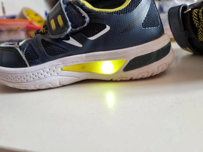 Chaussures lumineuses pointure 24 - photo numéro 3