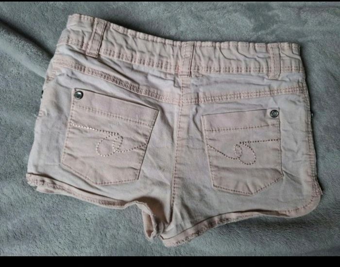 Short avec petites taches  sur les fesses - photo numéro 2