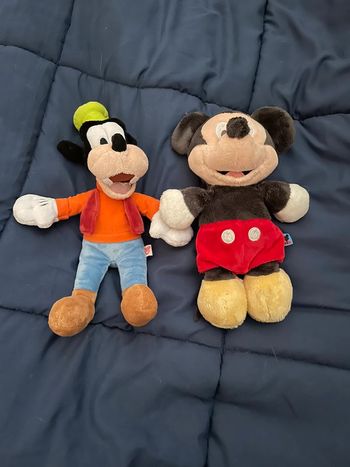 Lots de deux peluches Disney Mickey et dingo