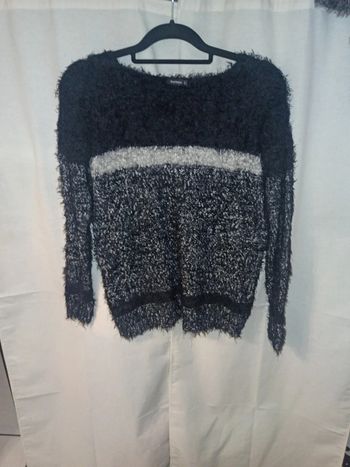 Pull à poils noir et gris