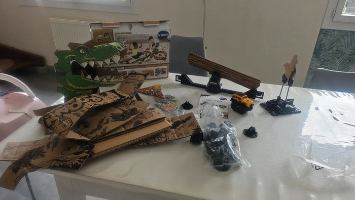 Circuit car board racers dino