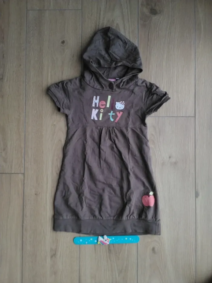 Robe Hello Kitty 5 ans très bon état