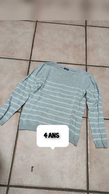 Pull gris rayé blanc
