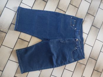 Pantacourt femme Bonjour je vends ce pantacourt femme neuve jamais porté erreur de taille . Taille XL