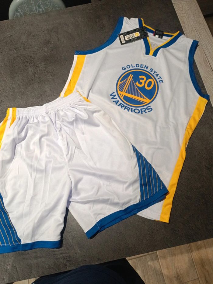 Tenue NBA golden state warriors Stephen Curry blanc. T.30