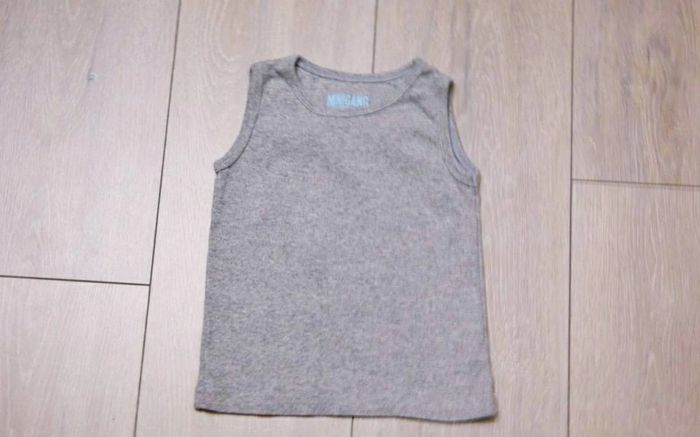 Debardeur gris. Garçon 2 ans. Marque Mini gang