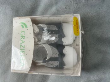 Chaussures neuves bébé fille 3-6 mois neuves