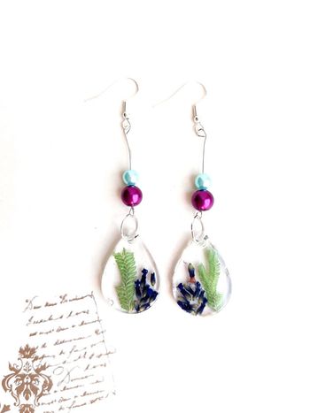 Magnifique paire de boucles d'oreilles pendantes en résine