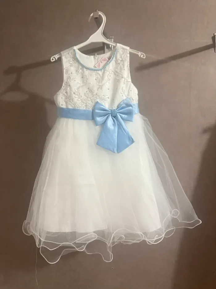 Robe festive blanche à détails bleus
