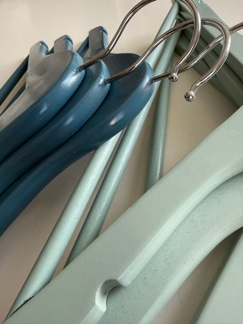 Lot 6 cintres enfant