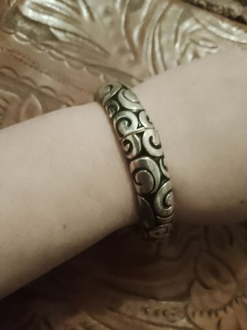 bracelet en métal noir et argenté.