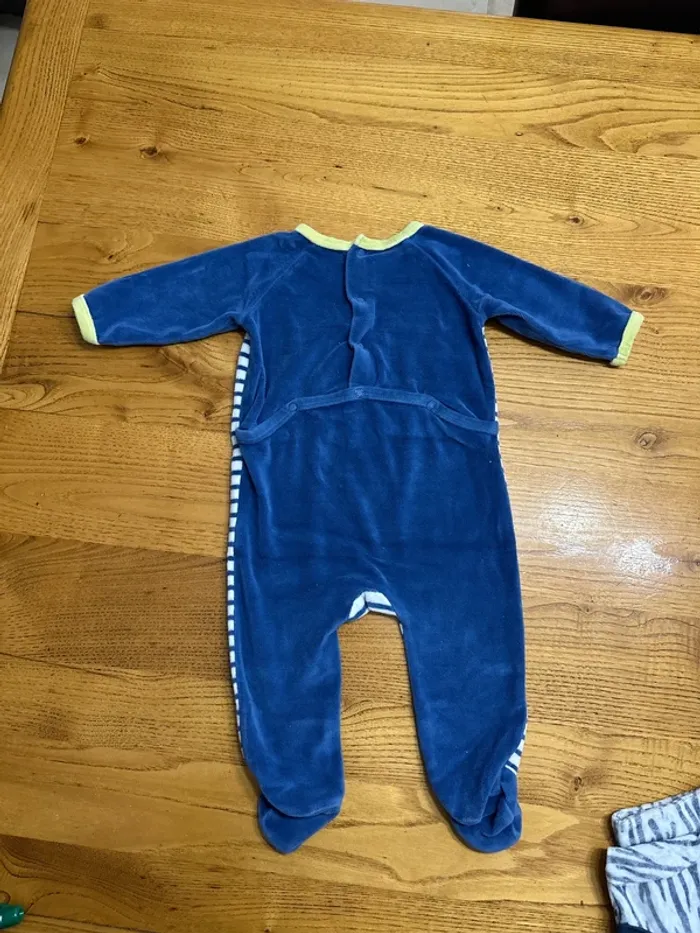 Vends pyjamas taille 6 mois - photo numéro 2