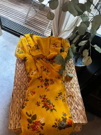 Robe jaune portefeuille