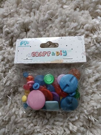 Lot de boutons ronds de différentes tailles