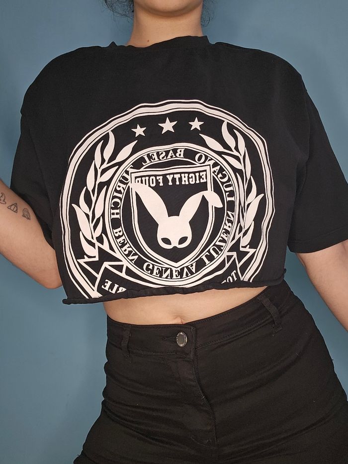 T shirt crop top noir imprimé logo style streetwear