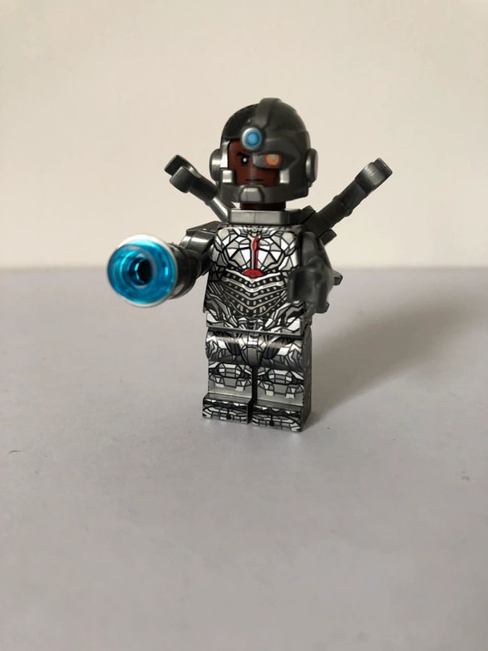 Figurine type lego Cyborg. Marvel