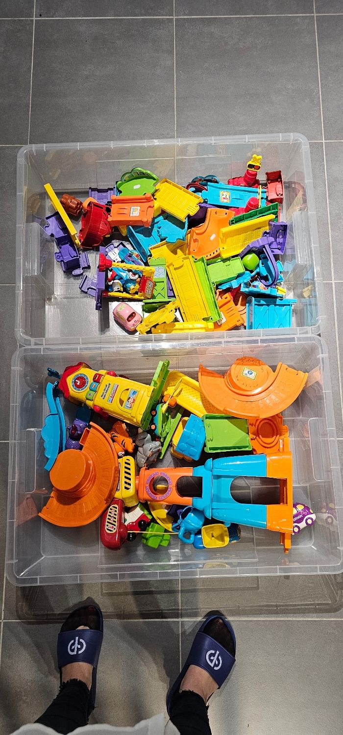 Lot complet tut tut bolide comprenant plusieurs pack différents et plusieurs véhicules