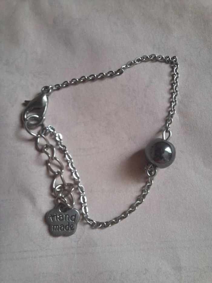 Petit bracelet avec une perle grise - photo numéro 2