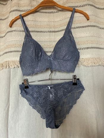Magnifique ensemble sous vêtements en dentelle brillante.