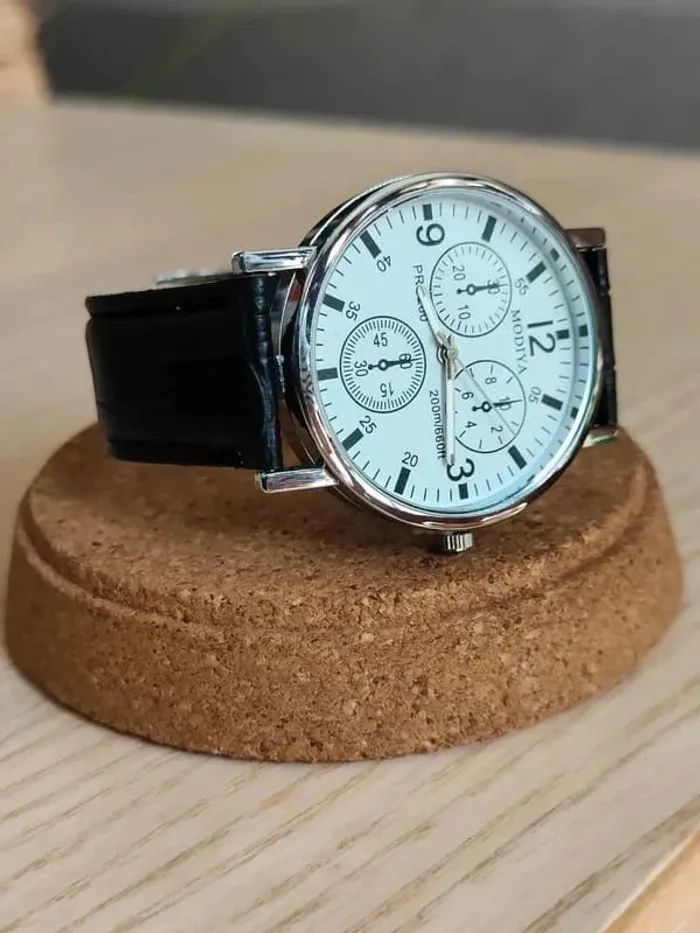 Montre noire, argentée, style vintage-sportif