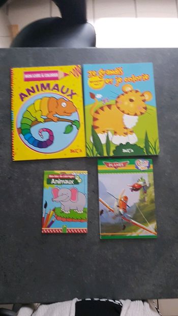 4 coloriages pour enfants, neufs.