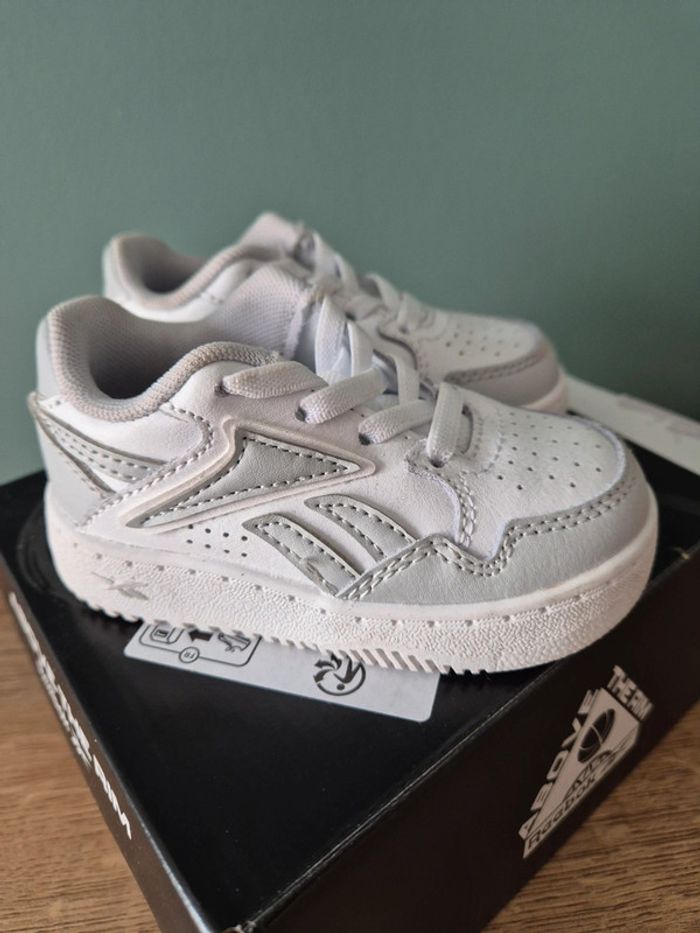 Baskets garçon blanches et grises, reebok pointure 20 - photo numéro 4