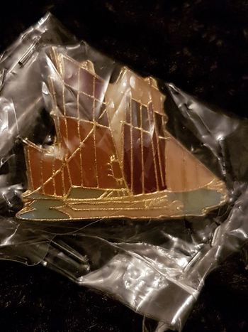 Pin's bateau signé Cant