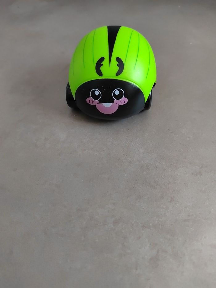 Voiture insecte à friction