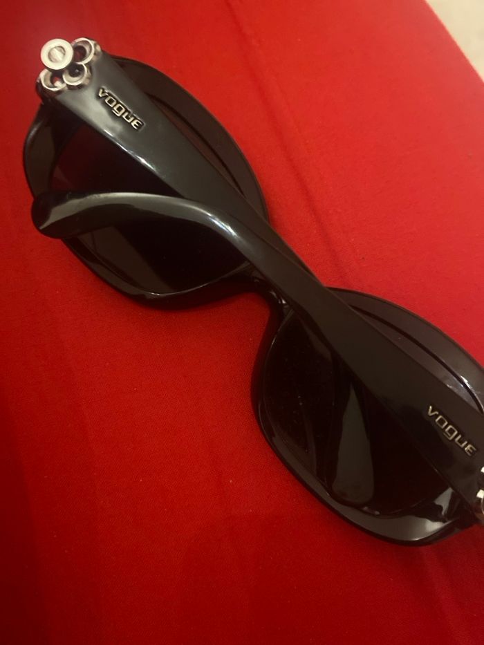 Lunette de soleil vogue 👩🏻 - photo numéro 2