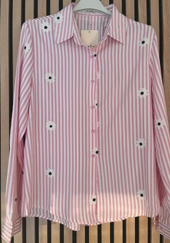 Chemise blanche et rose à rayures et fleurs brodées