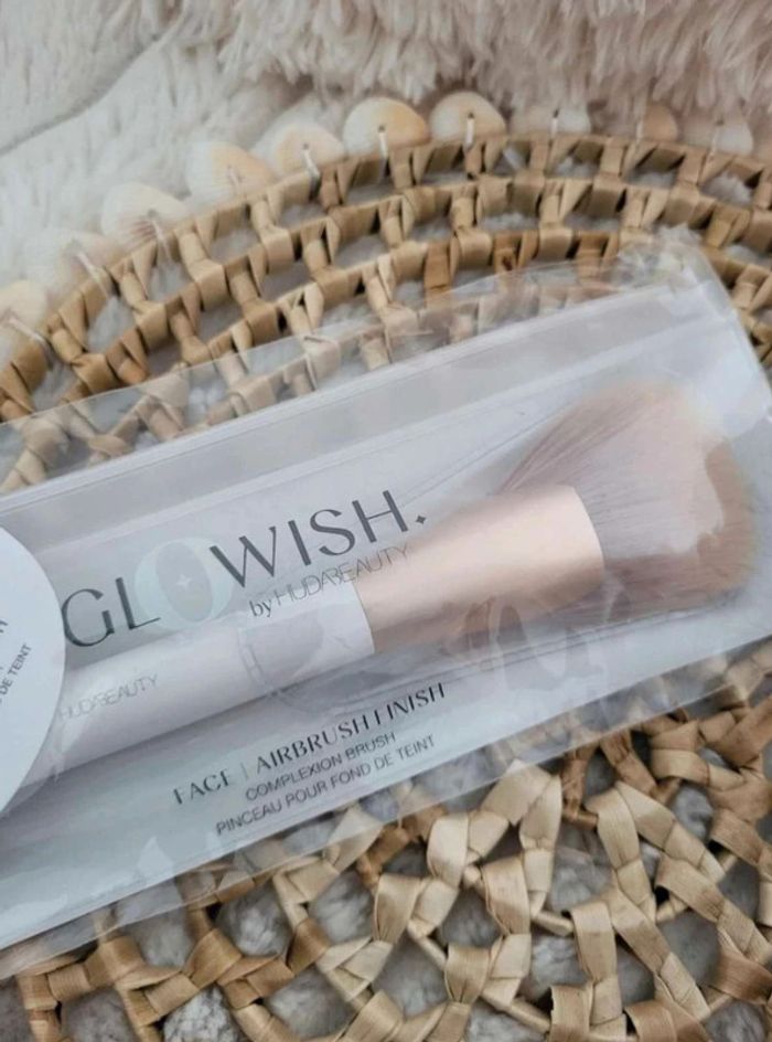 Fond de teint + pinceau Huda Beauty neuf - photo numéro 6