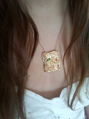 Collier feuille d'or avec zircons colorés