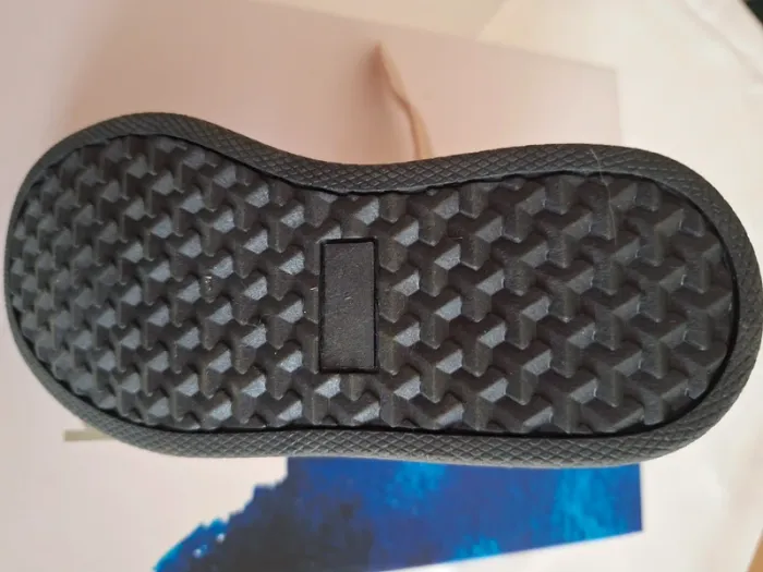 Nieuwe goudkleurige schoenen - photo numéro 3