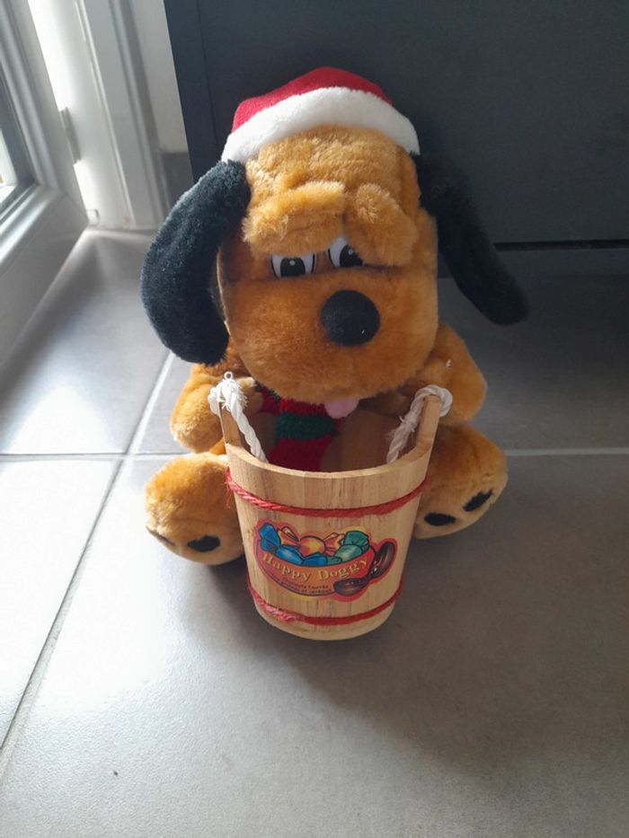 Peluche chien Noël avec seau