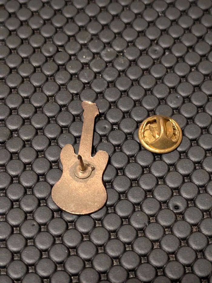 Pin's guitare noire Elvis Presley - photo numéro 2