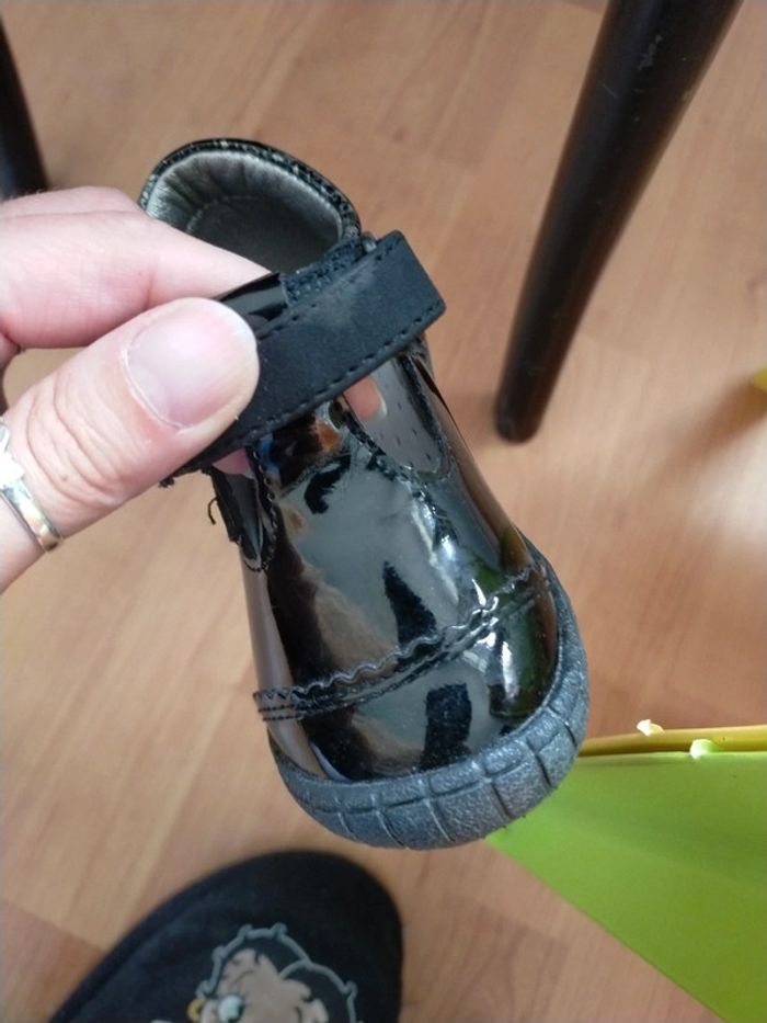 Jolies chaussures vernies taille 20 - photo numéro 2