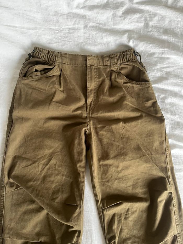 Pantalon parachute / cargo kaki foncé - photo numéro 2