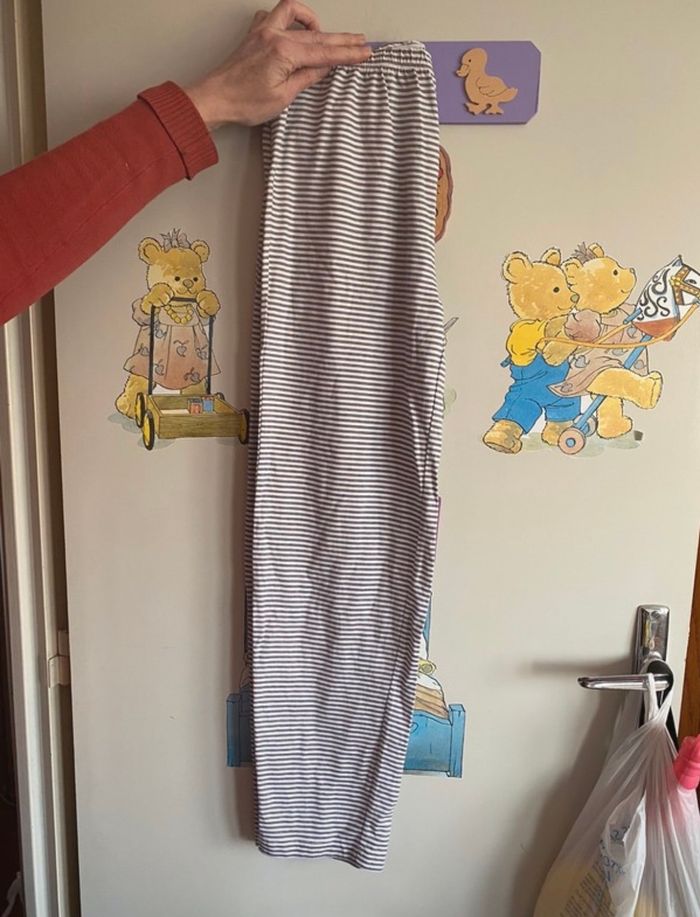 Pantalon de pyjama gris et blanc à rayures, taille 12 ans, marque La Halle.