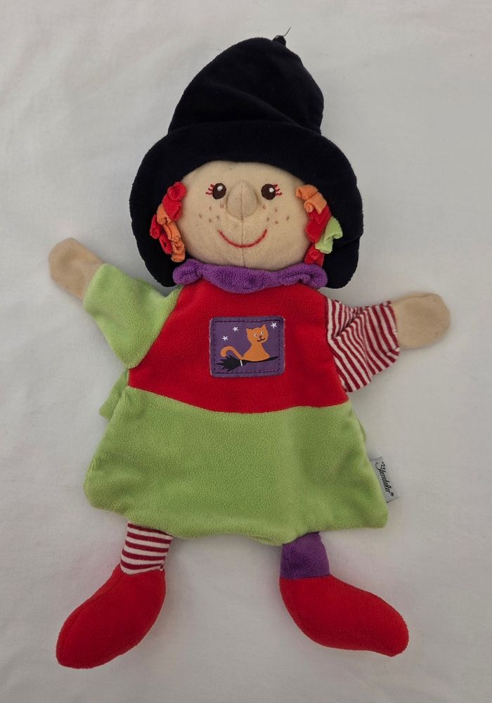 Doudou marionnette sorcière rouge, vert- écusson chat - Sterntaler