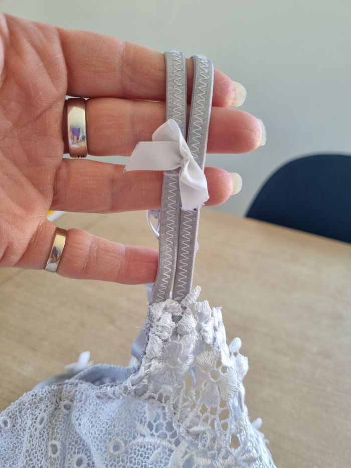 Soutien  gorge gris et blanc - photo numéro 4