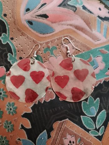 boucles d'oreilles en nacre peinture coeurs rouges vintage années 90.