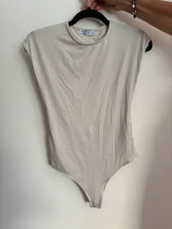 body dos nu beige stradivarius taille M