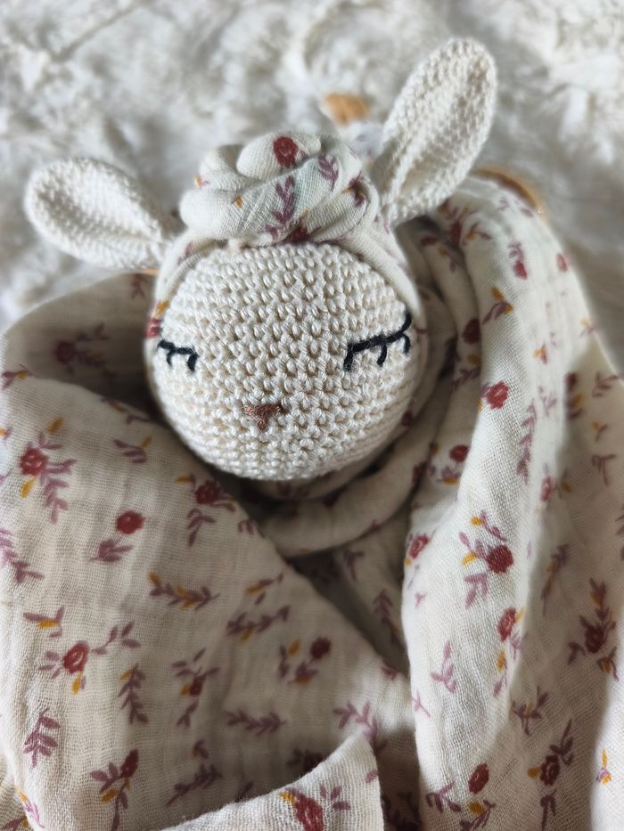 Doudou lapin beige au crochet avec tissu fleuri et gaz de coton camel - photo numéro 2