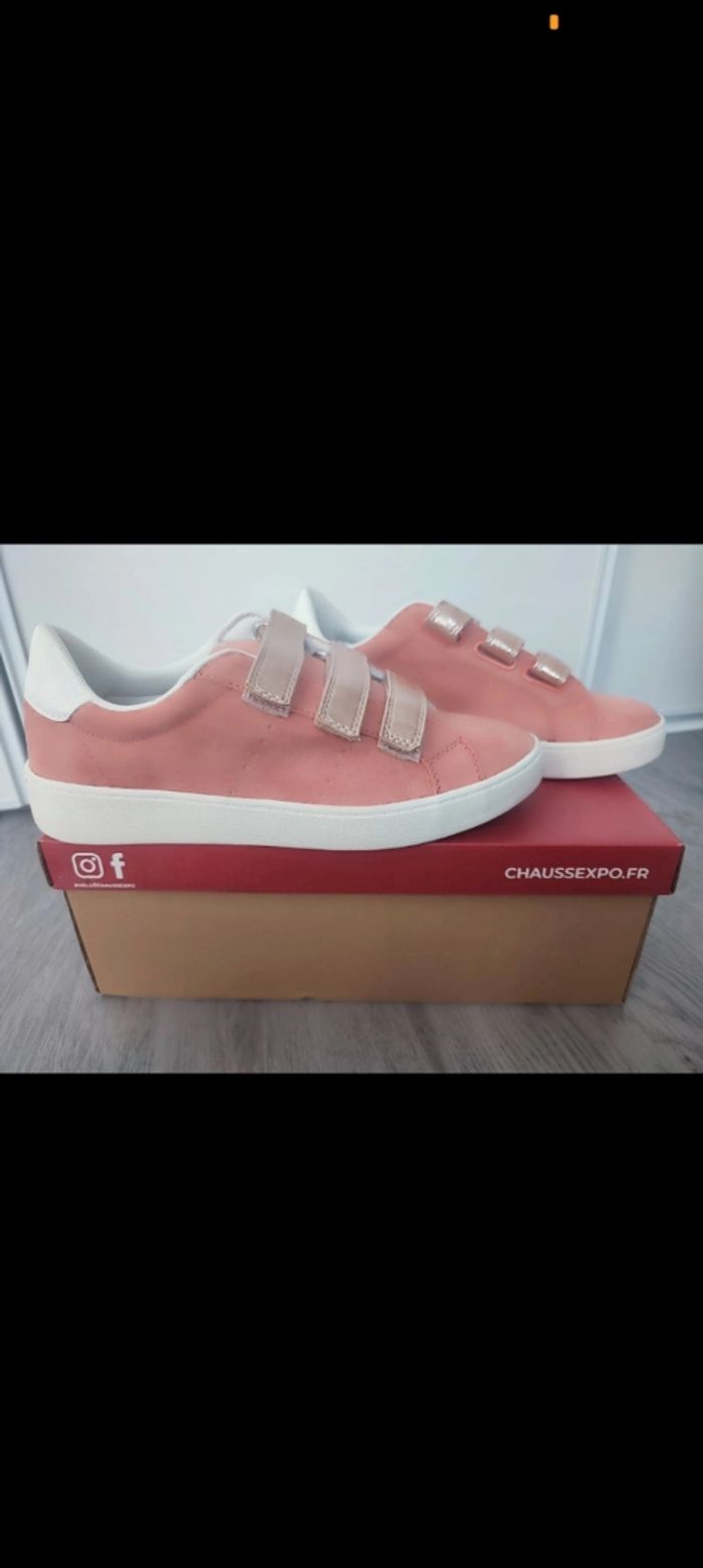 Paire de Baskets avec des scratchs pointure 39 - photo numéro 3