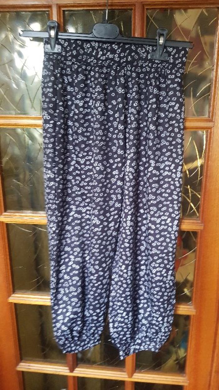 Pantalon noir parsemé fleurs blanches