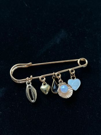 Broche pendentifs grigris breloques dorés