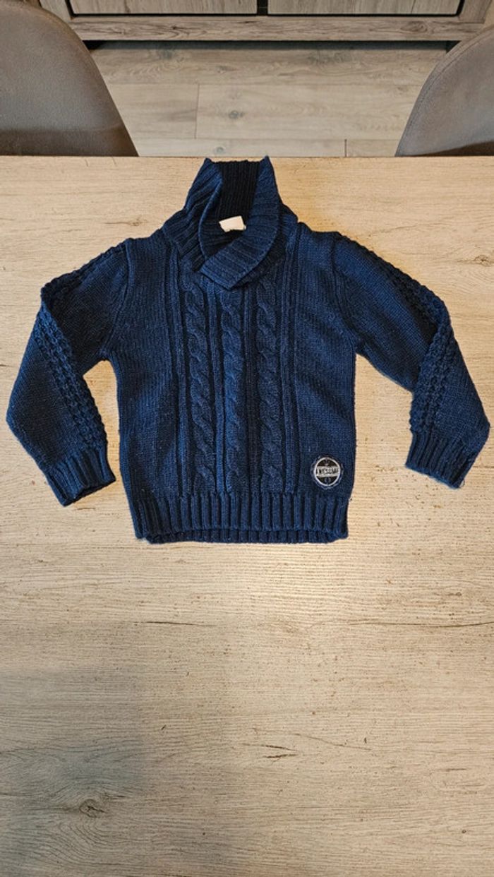 Pull bleu foncé à manches longues et col en V, New Basic, 4/5 ans, bon etat